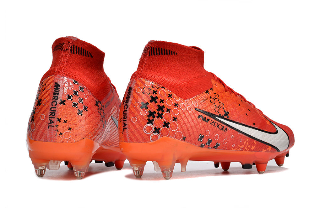 Crampons Mercurial Superfly IX Elite de Le 12 -ème Maillot, vue détaillée des pointes en acier pour football.