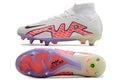 Crampons Mercurial Superfly IX Elite de Le 12 -ème Maillot, montrant la semelle avec crampons en métal pour football.