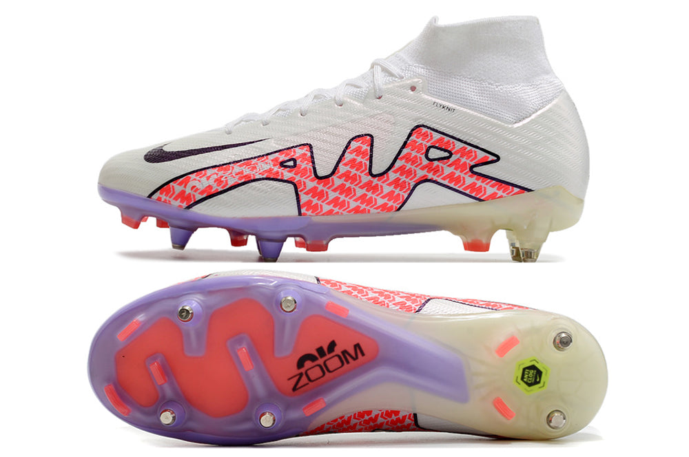 Crampons Mercurial Superfly IX Elite de Le 12 -ème Maillot, montrant la semelle avec crampons en métal pour football.