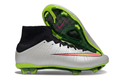 Crampons Mercurial Superfly de Le 12 -ème Maillot, vue de face avec pointes en acier et design noir et orange.