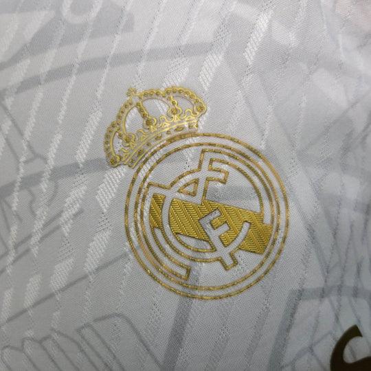 Maillot Real Madrid saison 2023-2024 édition limitée doré, signé Le 12 -ème Maillot, vue de face, détails du design brillant.