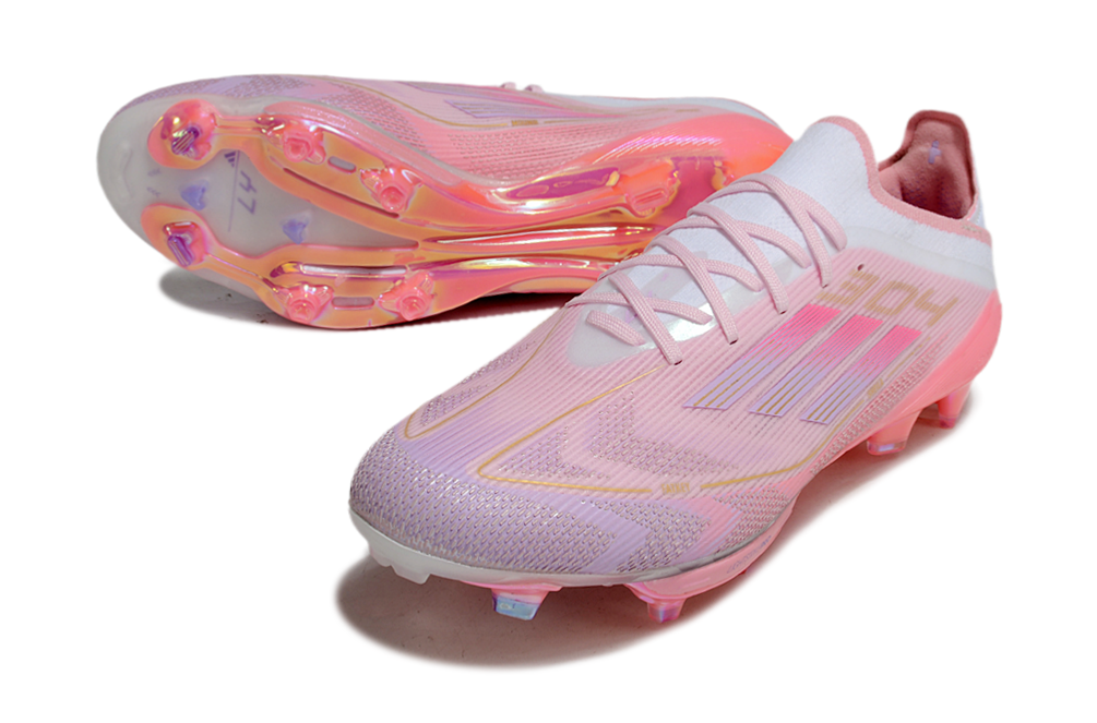 Crampons F50+ élite de Le 12 -ème Maillot, vue rapprochée montrant les pointes en acier et la fixation robuste