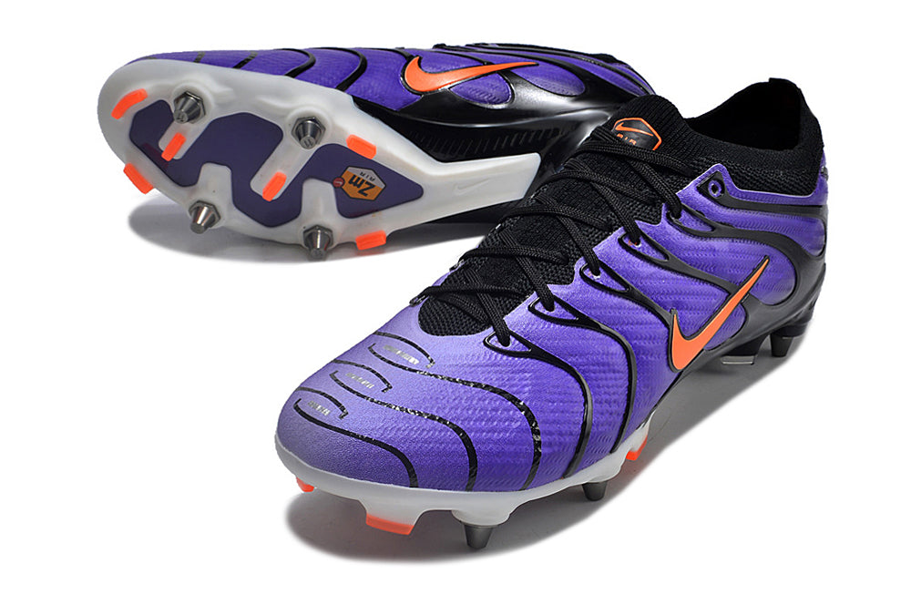 Crampons Mercurial Vapor XV Elite de Le 12 -ème Maillot, vue en gros plan montrant la semelle et les spikes pour football.