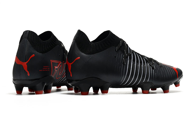 Chaussures de crampons Future Z 1.1FG de Le 12 -ème Maillot, vue de face avec crampons en acier pour football.