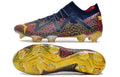 Crampons Future Ultimate FG de Le 12 -ème Maillot, fixation robuste pour chaussures de football, visibles en premier plan.