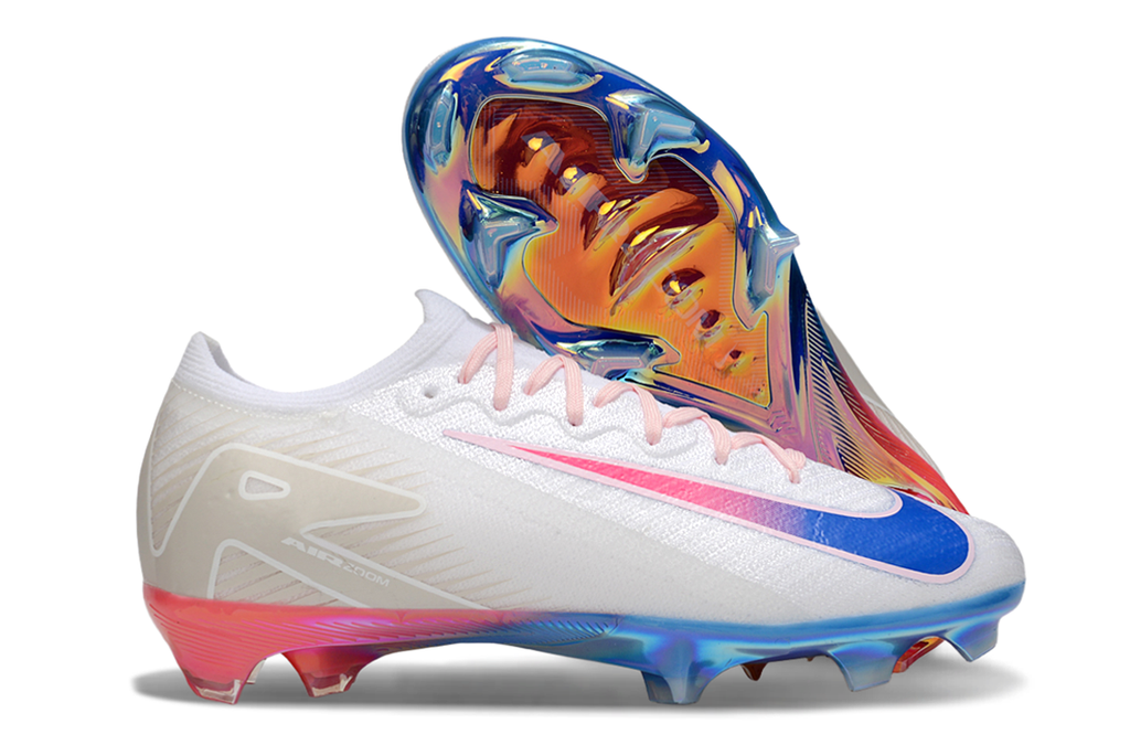 Crampons Mercurial Superfly IX Elite pour football, avec semelles à crampons en acier, conçus pour performance sur terrain.