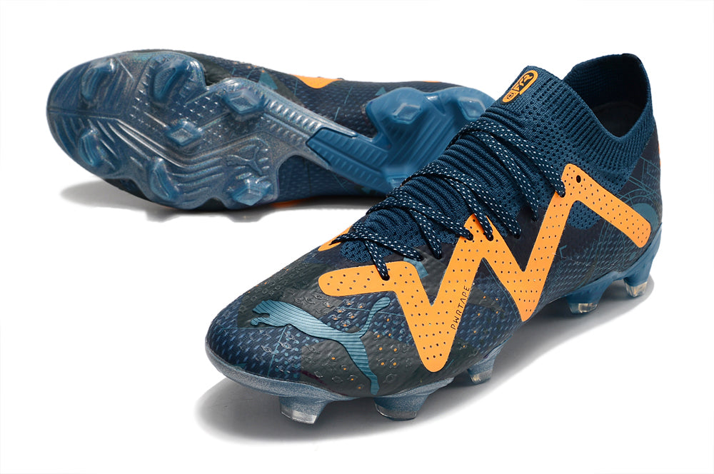 Crampons Future Ultimate FG de Le 12 -ème Maillot, conçus pour le football, montrant la semelle avec crampons en caoutchouc.