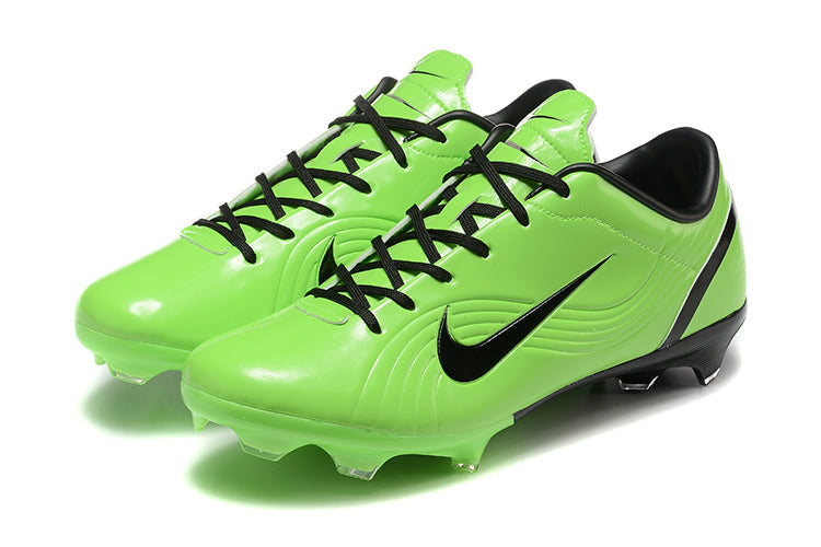 Crampons Mercurial Vapor 1 de Le 12 -ème Maillot, fixation robuste pour football, visibles avec pointes en acier.