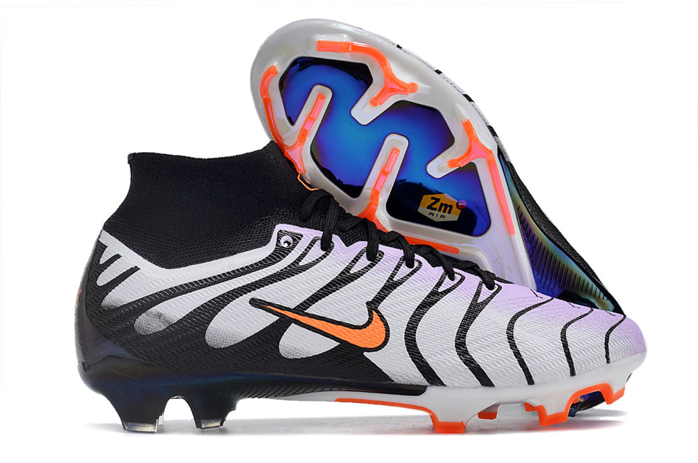 Crampons Mercurial Vapor 15 Elite XXV de Le 12 -ème Maillot, vue détaillée des spikes et de la semelle.