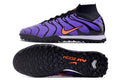 Crampons Mercurial Superfly IX Elite pour football, détails des pointes et design blanc avec accents noirs.
