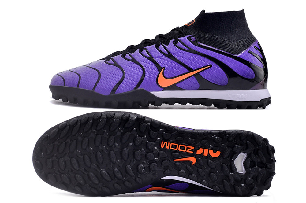 Crampons Mercurial Superfly IX Elite pour football, détails des pointes et design blanc avec accents noirs.
