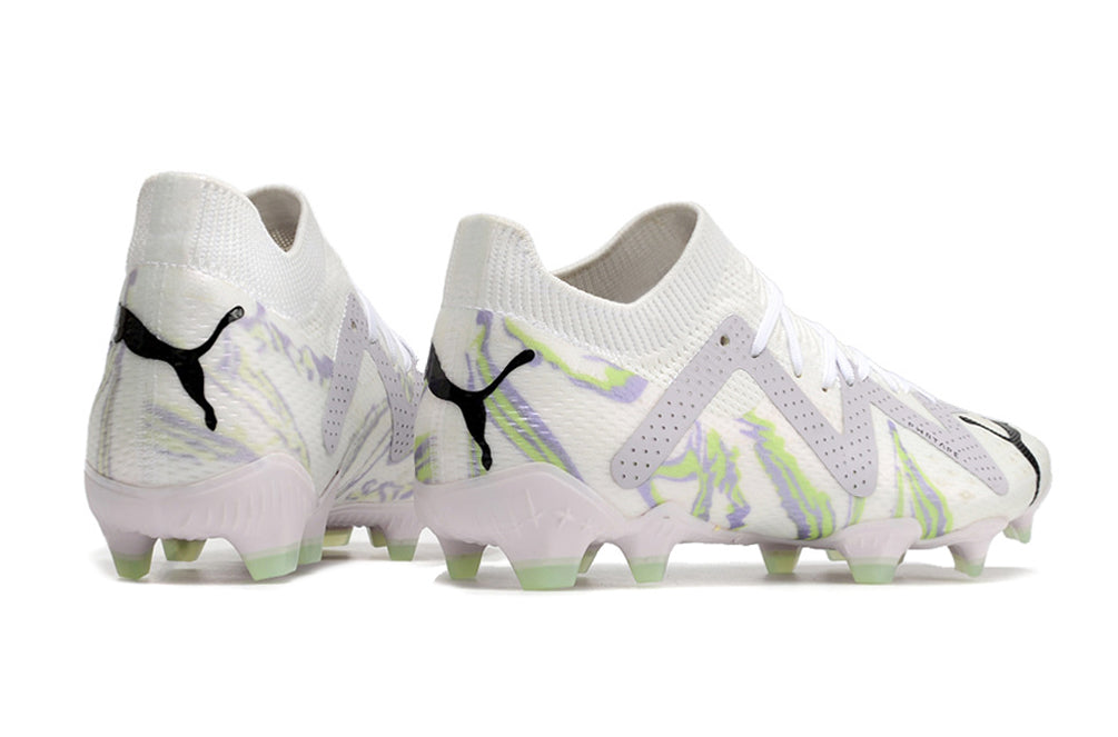 Crampons Future Ultimate FG de Le 12 -ème Maillot, conçus pour le football, avec des crampons en acier et une semelle adhérente.