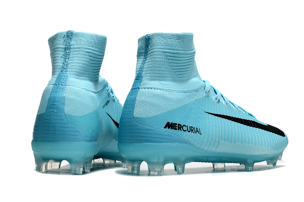 Crampons Mercurial Vapor X de Le 12 -ème Maillot, vue en gros plan montrant la semelle et les pointes.