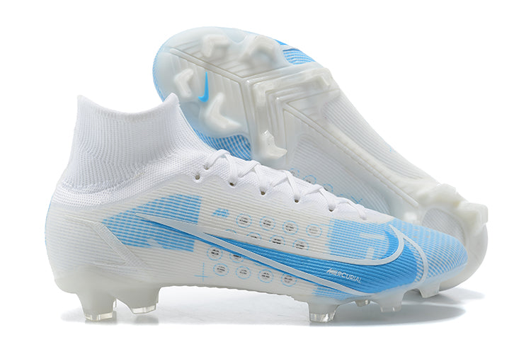 Crampons Superfly 8 Elite FG de Le 12 -ème Maillot, pointes en acier, pour football, visibles sur surface en gazon.