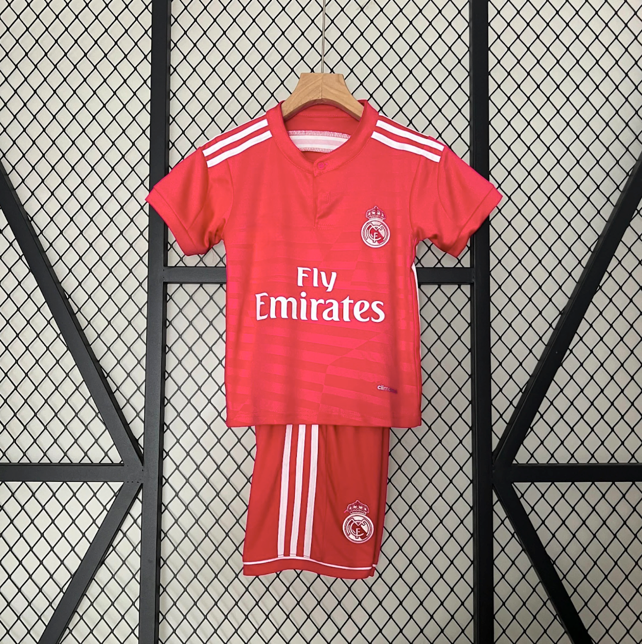 Ensemble enfant Real Madrid 24/25 de la marque Le 12-ème Maillot, maillot et shorts avec logo du club, vue de face.