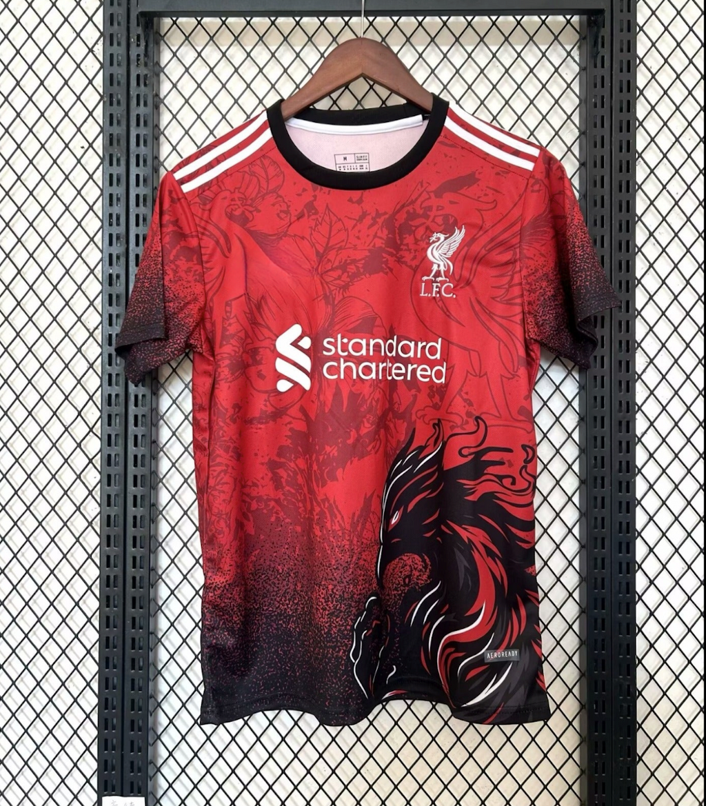 Maillot Liverpool 24/25 rouge avec logo Dragon, version spéciale de Le 12 -ème Maillot, vue de face.