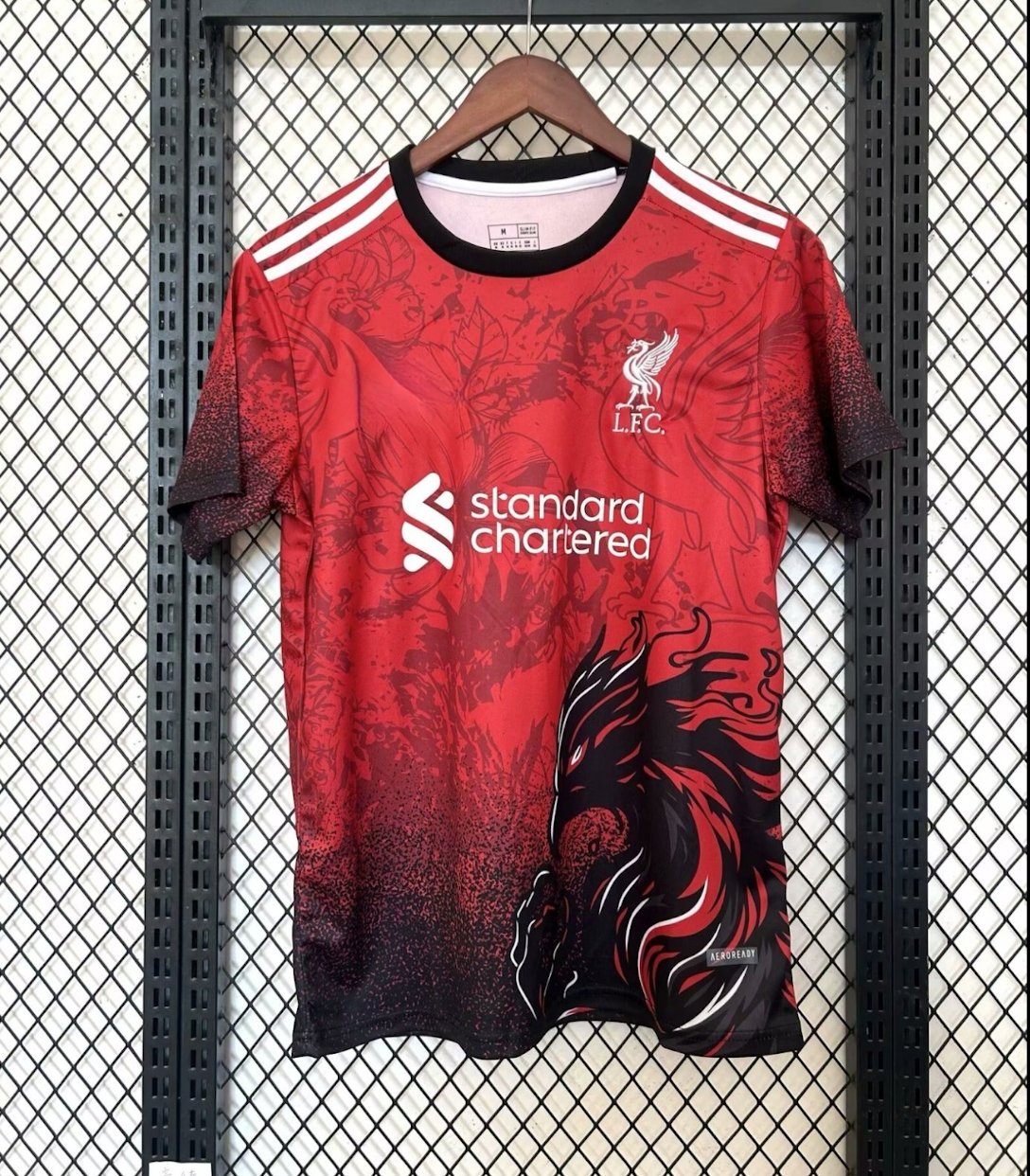 Maillot Liverpool 24/25 rouge avec logo Dragon, version spéciale de Le 12 -ème Maillot, vue de face.