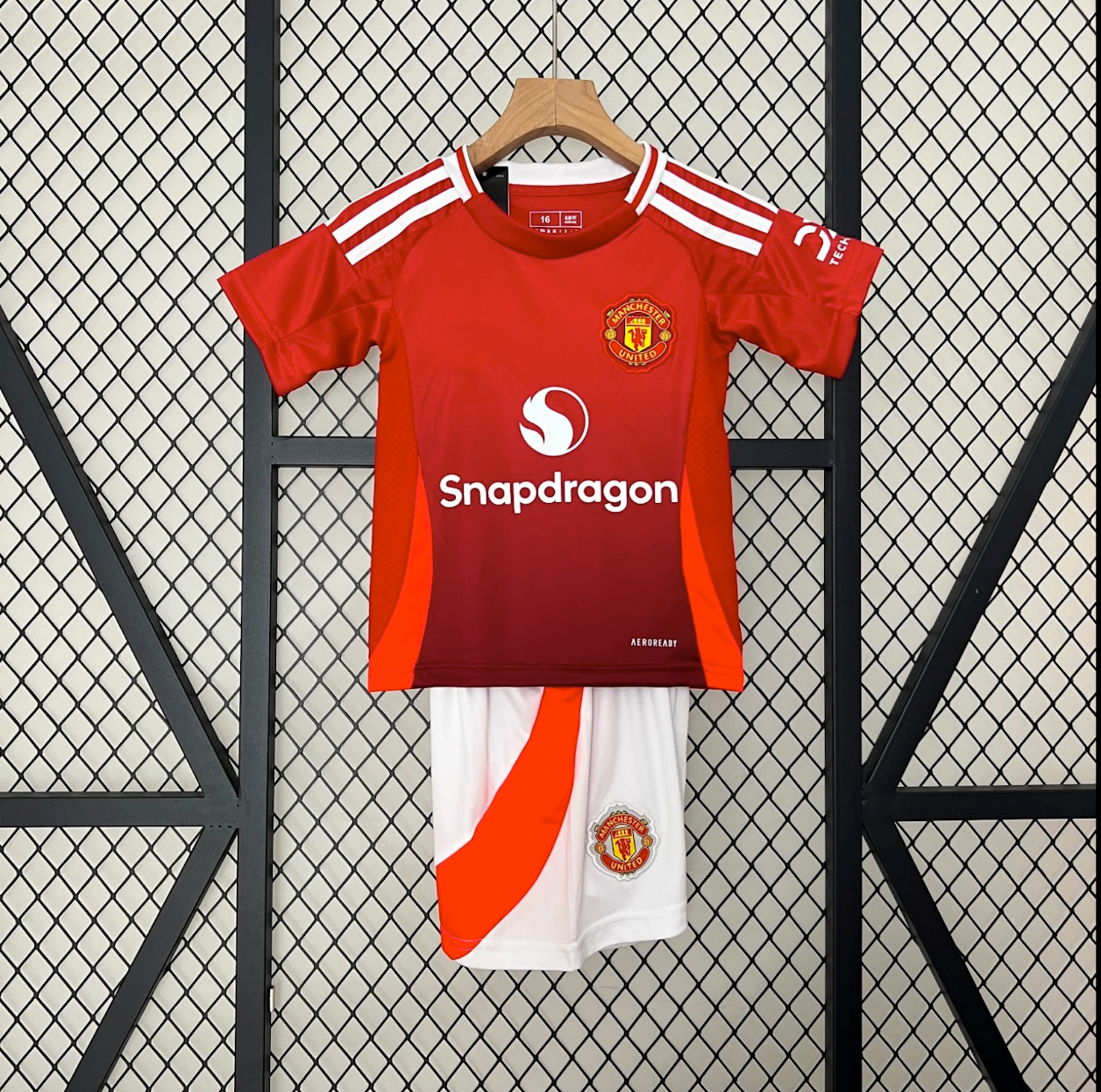 Ensemble enfant Manchester United Le 12 -ème Maillot avec maillot rouge et short pour supporter le club.