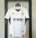 Maillot de football Naples 24/25 blanc de la marque Le 12 -ème Maillot, vue du devant avec logo et détails du maillot.