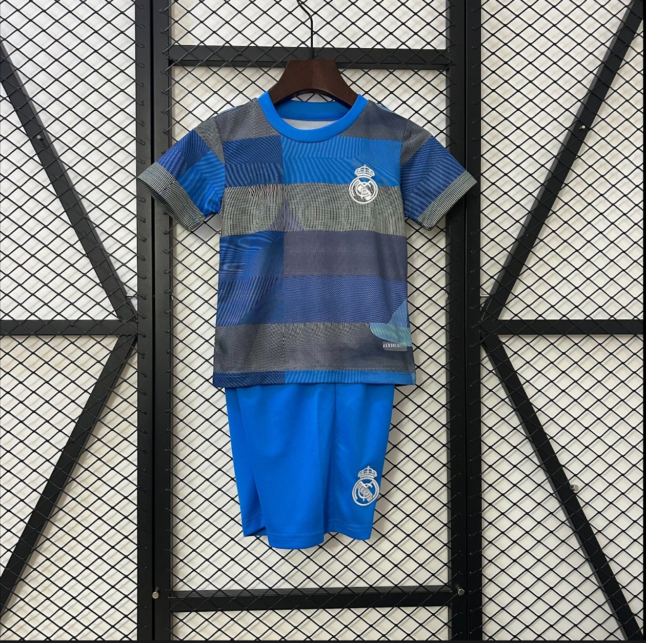 Ensemble enfant Real Madrid 25/26, maillot et short de football, marque Le 12 -ème Maillot, pour jeune supporter.