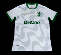 Maillot extérieur Sporting CP 25/26 en tissu léger, avec logo et design officiel, porté sur un mannequin.