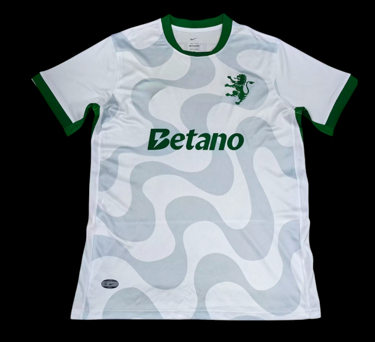 Maillot extérieur Sporting CP 25/26 en tissu léger, avec logo et design officiel, porté sur un mannequin.