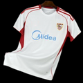 Maillot de football Seville domicile 25/26, marque Le 12-ème Maillot, en tissu rouge avec logo et détails blancs visibles.