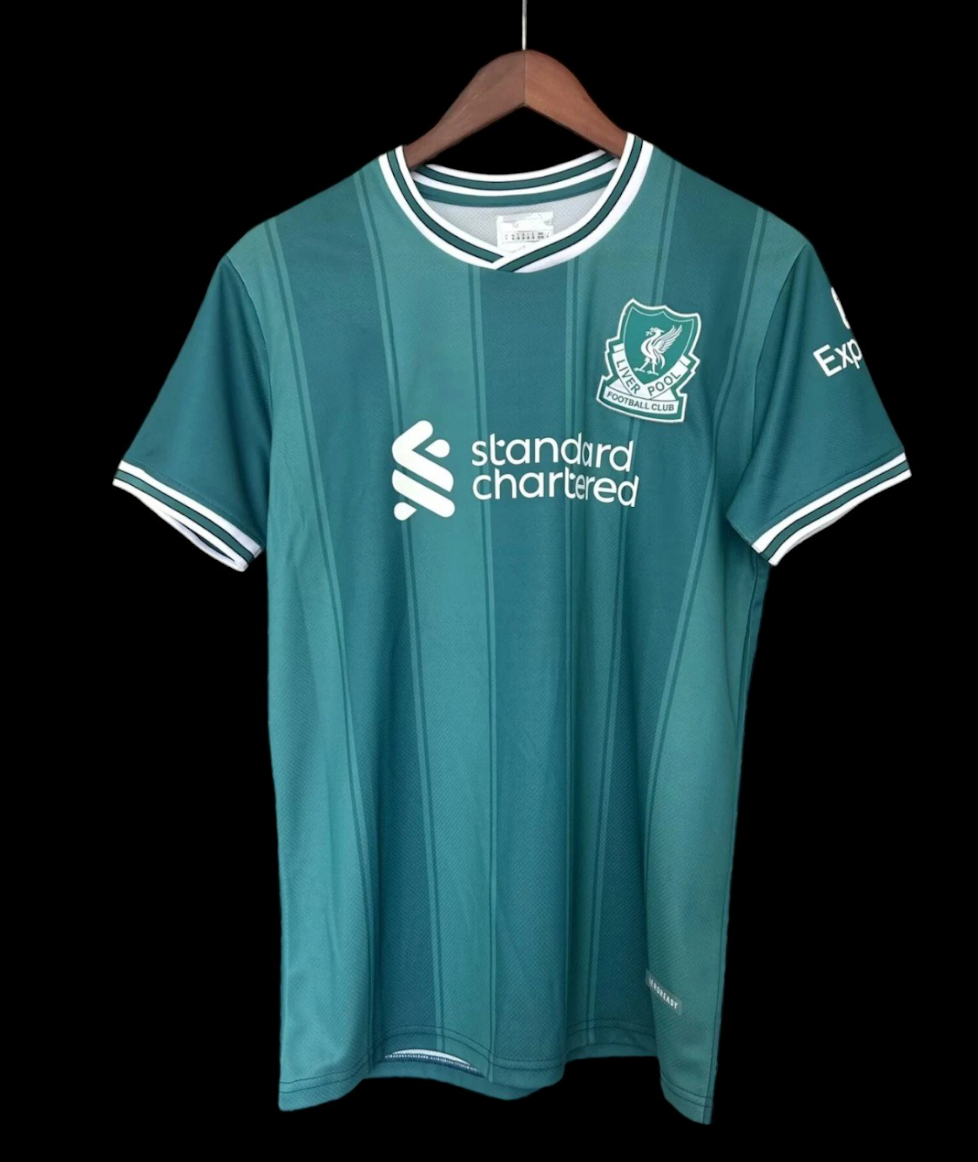 Maillot Liverpool Third 25/26 Le 12 -ème Maillot, maillot de football rouge avec logo et détails de l'équipe.