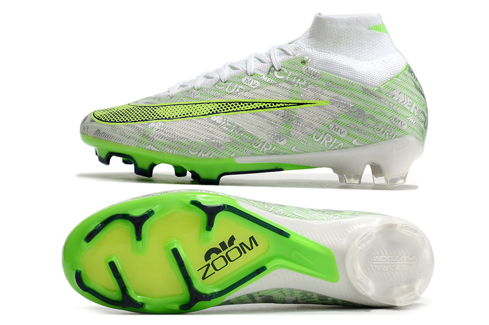 Crampons Mercurial Superfly IX Elite de la marque Le 12-ème Maillot, vue en gros plan sur la fixation et les pointes en acier