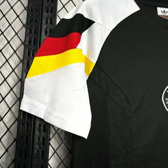 Maillot Allemagne vintage 2024-2025 Le 12, maillot de football avec design classique, vue de face, détails du logo et couleurs nationales