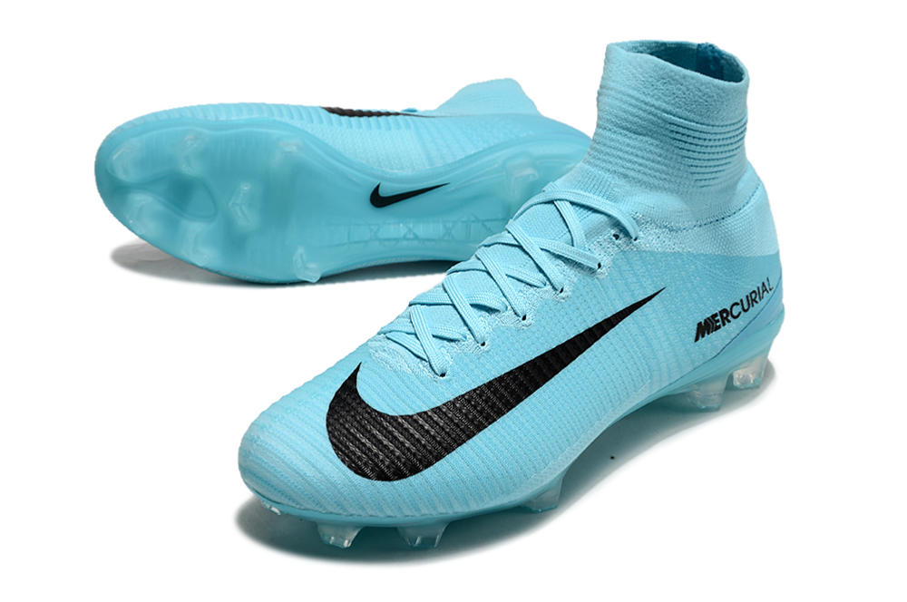 Crampons Mercurial Vapor X de Le 12 -ème Maillot, vue en gros plan, avec pointes en métal pour le football.