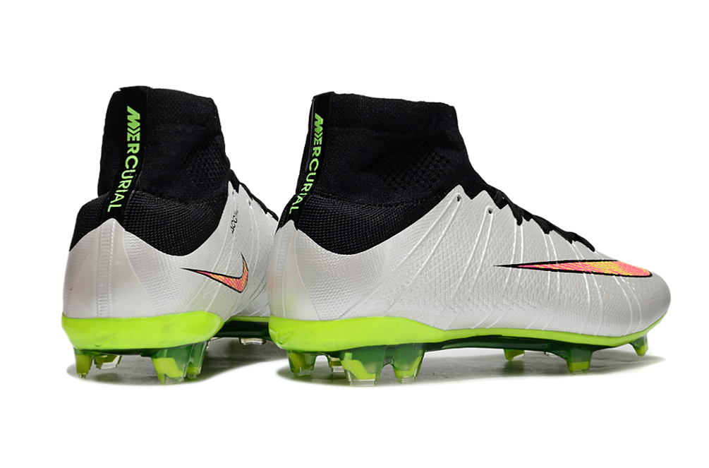 Crampons Mercurial Superfly, chaussures de football, avec semelles à crampons pour performance sur terrain en gazon naturel.