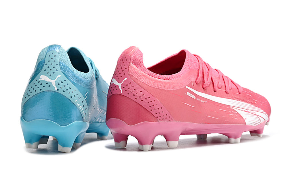 Crampons Ultra Ultimate FG de Le 12 -ème Maillot, fixation robuste pour chaussures de football, montrés sur terrain en action.