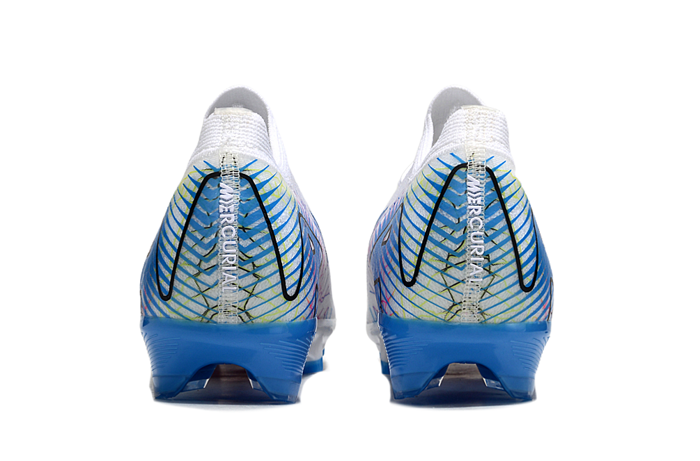 Crampons Mercurial Vapor 16 Elite XXV de Le 12 -ème Maillot, vue des semelles avec pointes en acier pour football.
