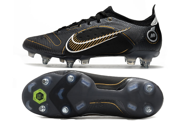 Crampons Mercurial Superfly 8 Elite de Le 12 -ème Maillot, vue détaillée montrant les lames et la fixation en acier.