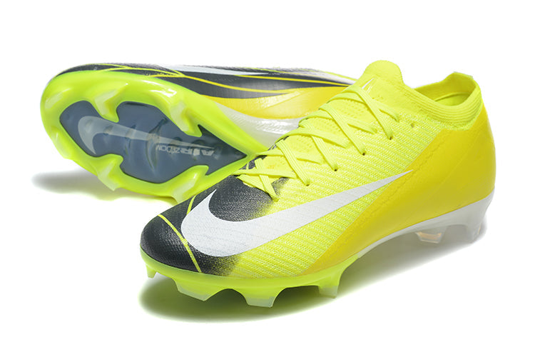 Crampons Mercurial Vapor XV Elite de Le 12 -ème Maillot, montrant la semelle et les pointes pour le football.