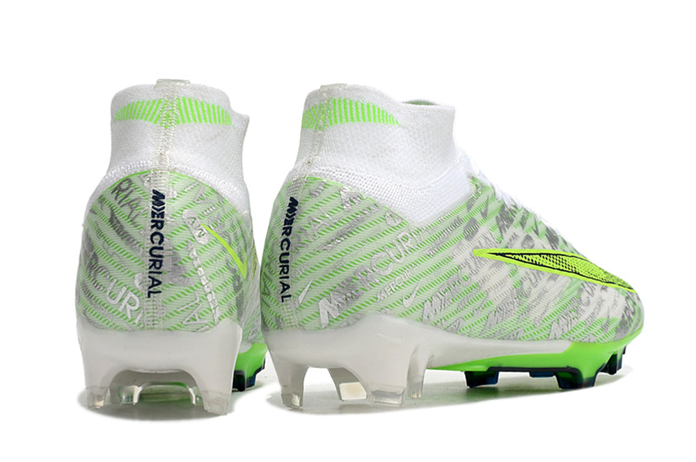 Crampons Mercurial Superfly IX Elite pour football, avec pointes métalliques et design léger, visibles en détail.