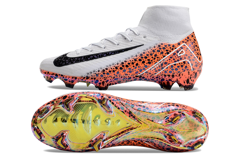 Crampons Mercurial Superfly IX Elite de Le 12 -ème Maillot, vue en gros plan, avec semelles en métal et design sportif.