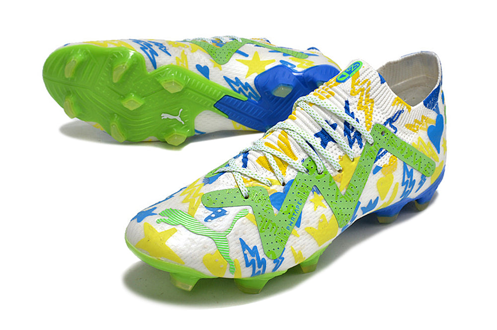 Crampons Future Ultimate FG de Le 12 -ème Maillot, fixation robuste pour chaussures de football, montrés en action.