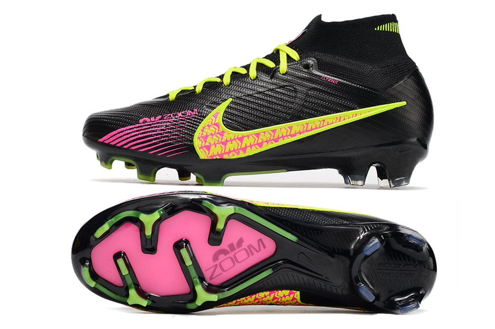 Crampons Mercurial Superfly IX Elite pour football, fixation solide et design performant, porté par un joueur en action.