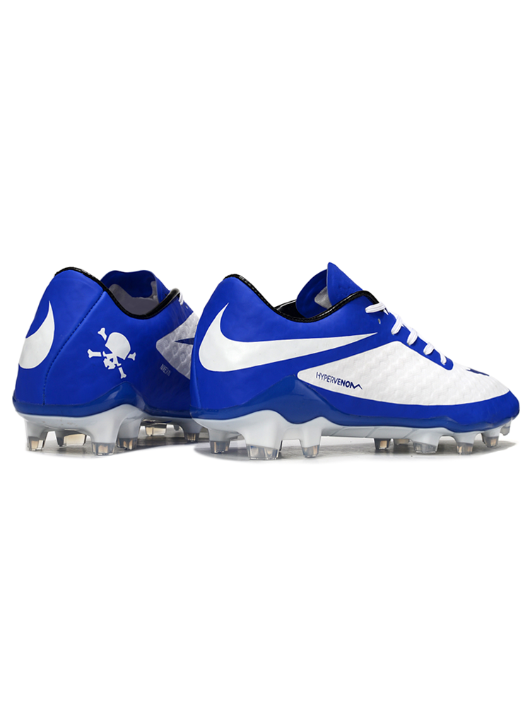 Crampons Hypervenom Phantom de Le 12 -ème Maillot, fixations pour chaussures de sport, visibles sur l'image.