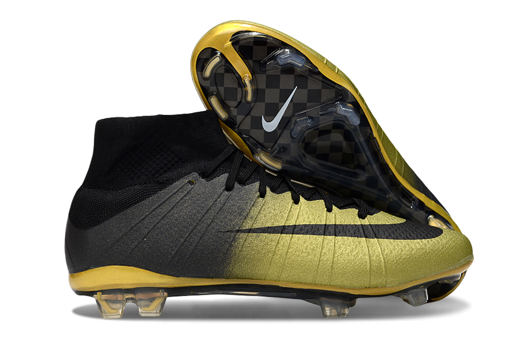 Crampons Mercurial Superfly de Le 12 -ème Maillot, vue rapprochée montrant les pointes en acier et la fixation sur la chaussure de football