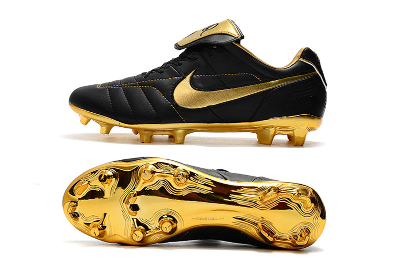 Crampons Le 12 -ème Maillot Tiempo Legend 7 R10 Elite FG pour football, vue détaillée des semelles et pointes en acier.