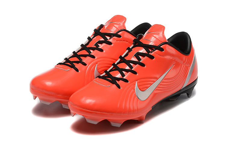 Crampons Mercurial Vapor 1 de Le 12 -ème Maillot, vue rapprochée montrant les crampons en acier sur la semelle.