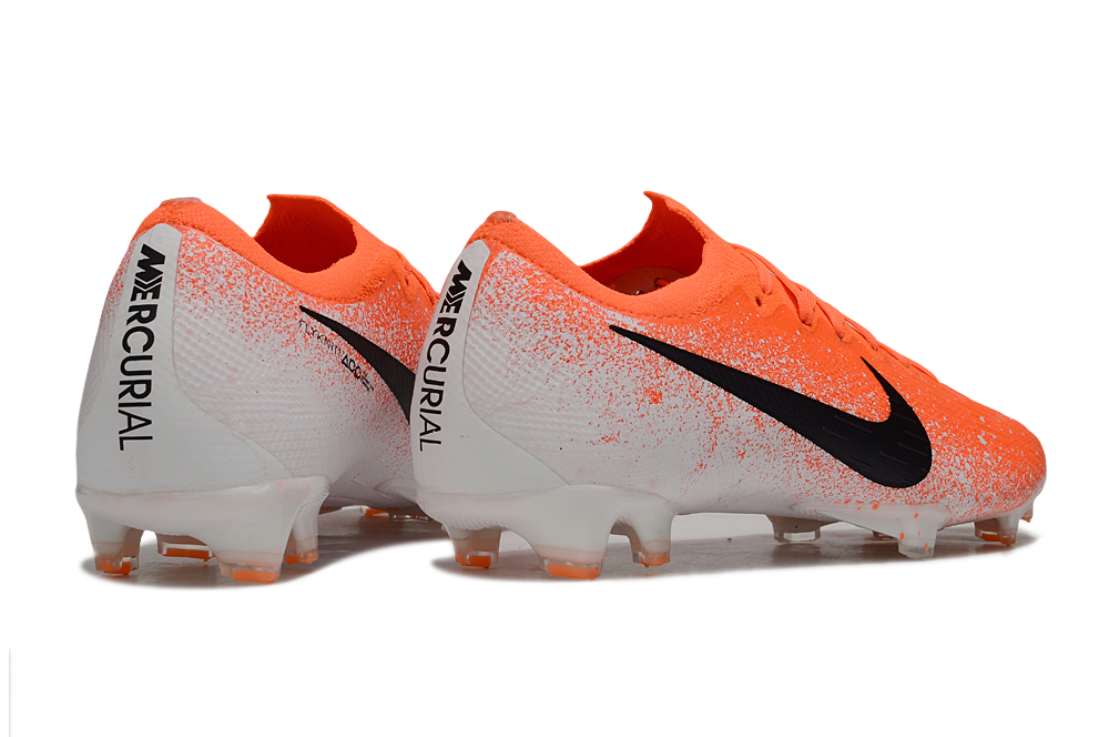 Crampons Mercurial Vapor XII Elite de Le 12 -ème Maillot, vue en gros plan montrant la semelle et les pointes en acier