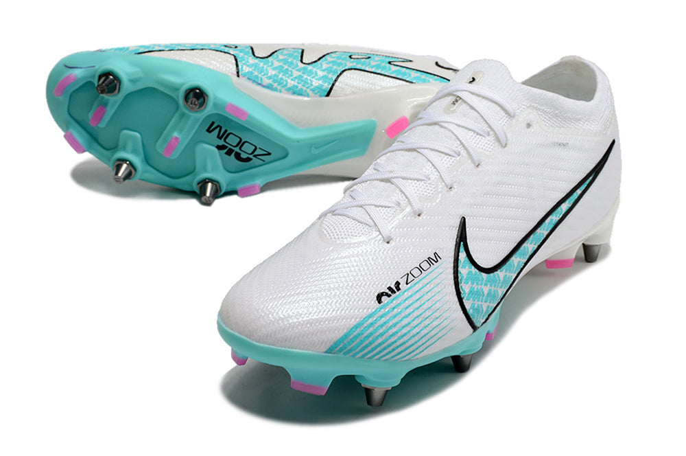 Crampons Mercurial Vapor XV Elite de Le 12 -ème Maillot, vue des détails avec crampons en acier pour football ou sport d'extérieur.