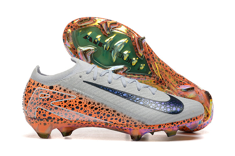Crampons Mercurial Vapor 16 Elite XXV de Le 12 -ème Maillot, montrant la semelle et les crampons en métal pour football.