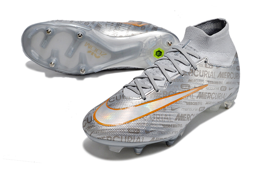 Crampons Mercurial Superfly IX Elite de Le 12 -ème Maillot, vue en gros plan, avec semelles en métal et design sportif.