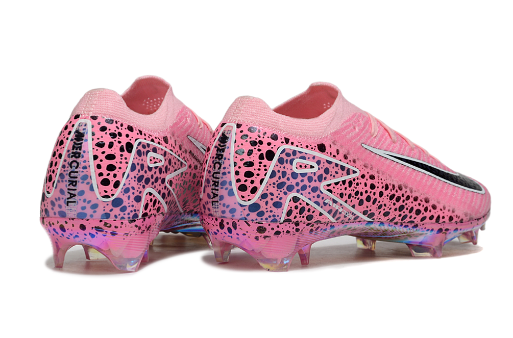Crampons Mercurial Vapor XV Elite de Le 12 -ème Maillot, vue détaillée des pointes et du chausson de football.
