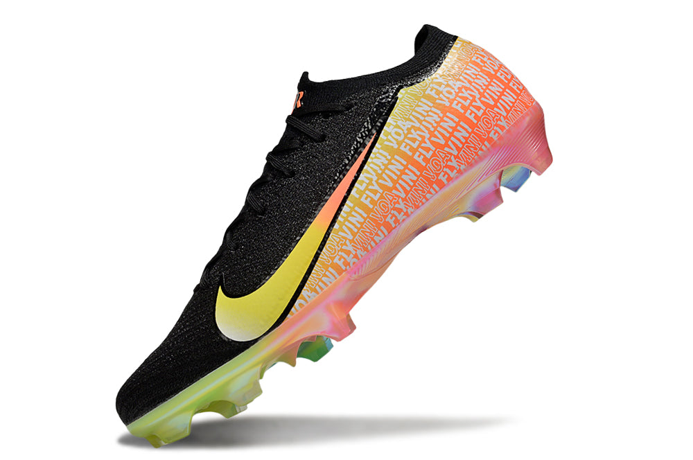Crampons Mercurial Superfly IX Elite de Le 12 -ème Maillot, montrant la semelle avec piquets en acier pour football.